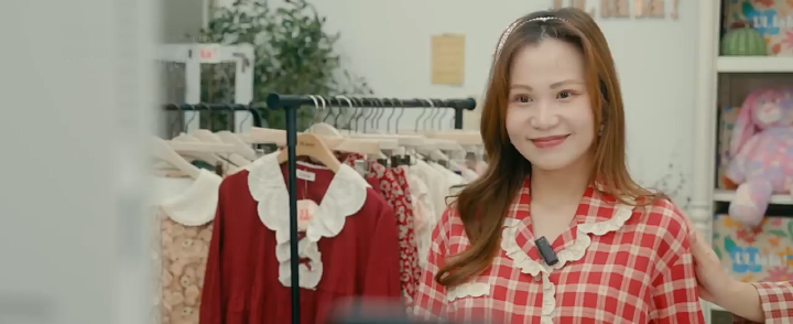 울랄라의 베트남인 직원이 쇼피 라이브를 진행하는 장면