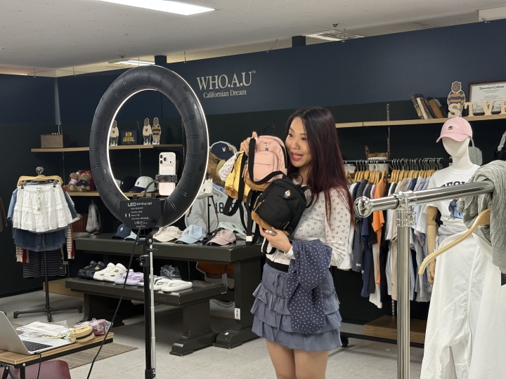 싱가포르 KOL Angel이 후아유 상품을 주제로 쇼피 라이브를 진행하는 모습